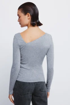 Camiseta escote asimétrico