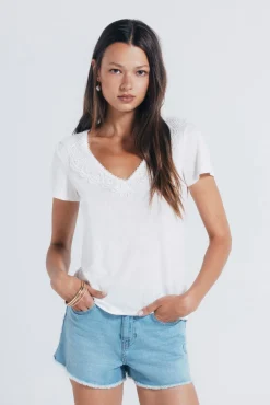 Camiseta escote crochet