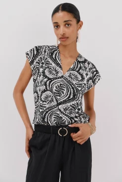 Camiseta estamapda escote pico fruncido