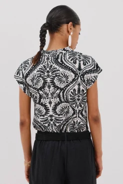 Camiseta estamapda escote pico fruncido