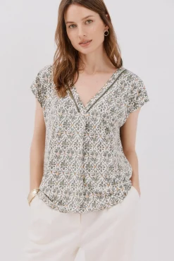 Camiseta pico con detalle puntilla