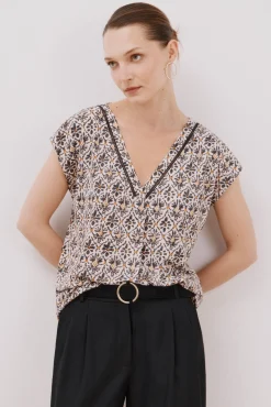 Camiseta pico con detalle puntilla