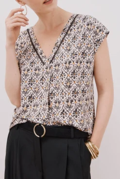 Camiseta pico con detalle puntilla