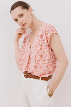 Camiseta pico con detalle puntilla