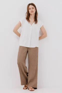 Camiseta pico con detalle puntilla