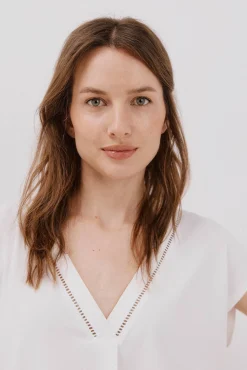 Camiseta pico con detalle puntilla