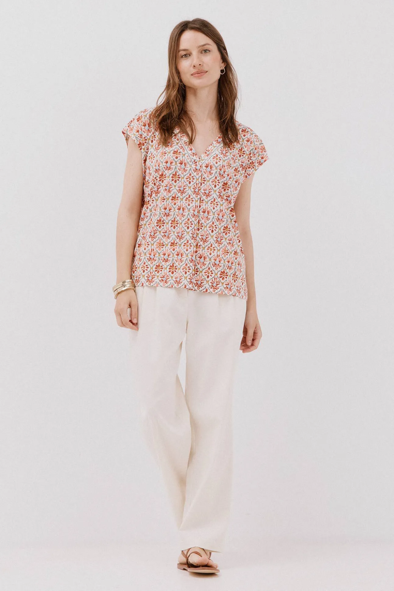 Camiseta pico con detalle puntilla