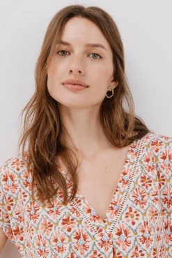 Camiseta pico con detalle puntilla