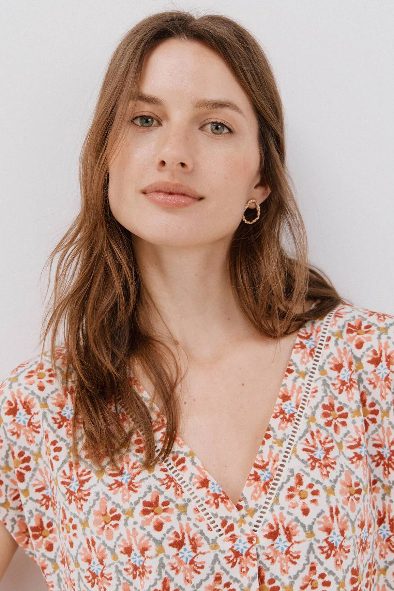 Camiseta pico con detalle puntilla