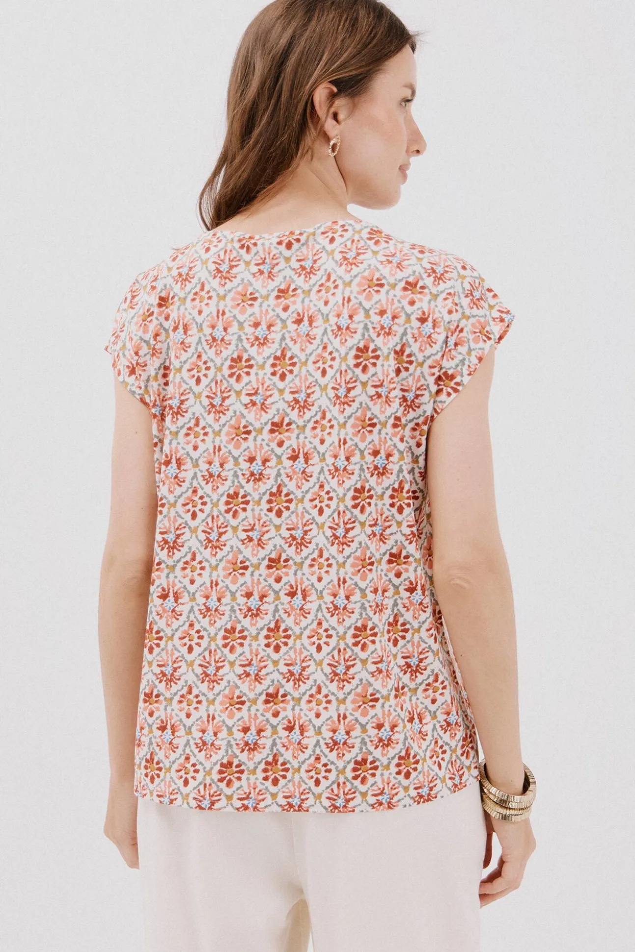 Camiseta pico con detalle puntilla