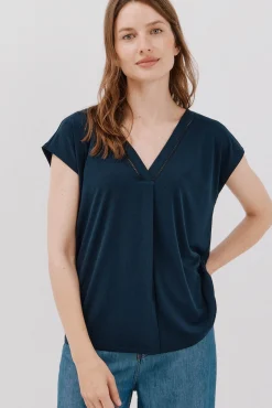 Camiseta pico con detalle puntilla