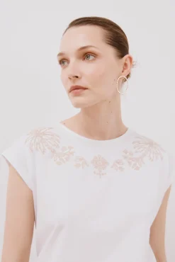 Camiseta sin mangas estampada y bordada