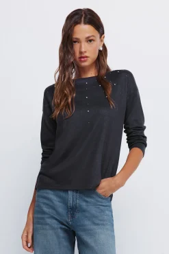 Camiseta tachas posicionadas