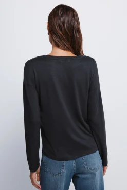 Camiseta tachas posicionadas