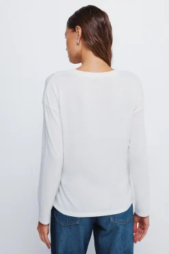 Camiseta tachas posicionadas