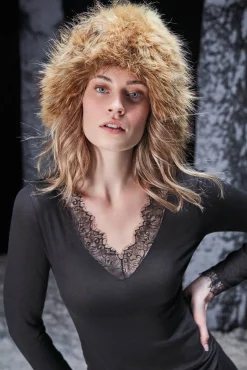 Camiseta termal cuello pico con encaje