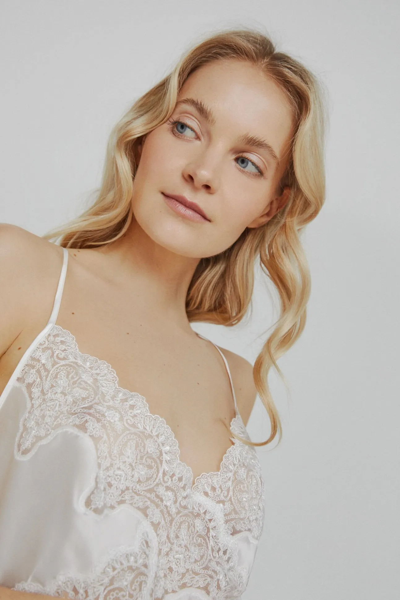 Camisón Ivette Bridal de raso con bordados en blanco