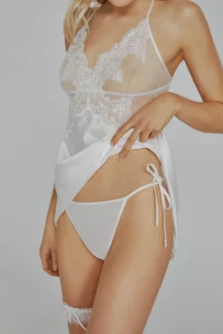 Camisón Ivette Bridal de satén con tanga en blanco