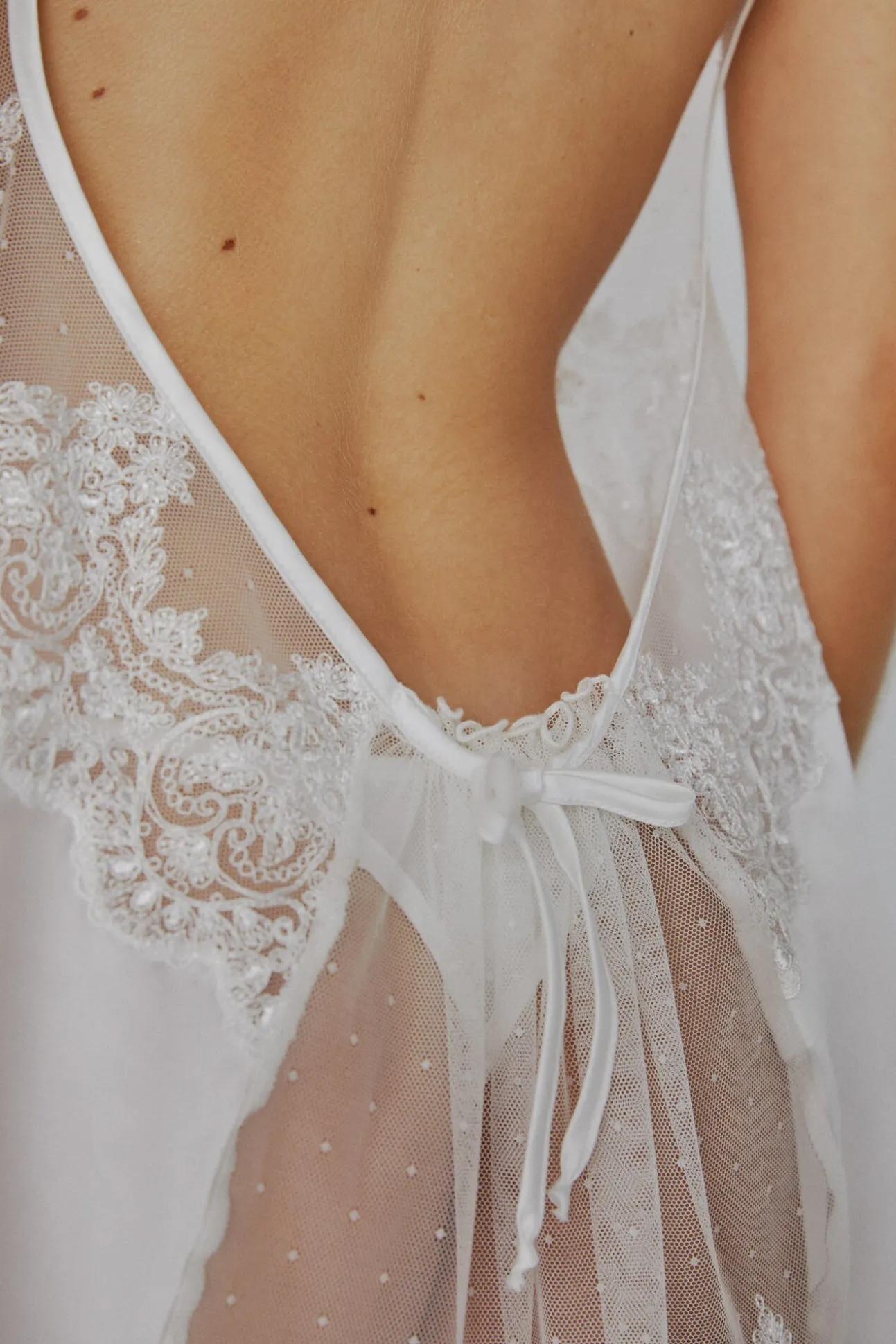 Camisón Ivette Bridal de satén con tanga en blanco