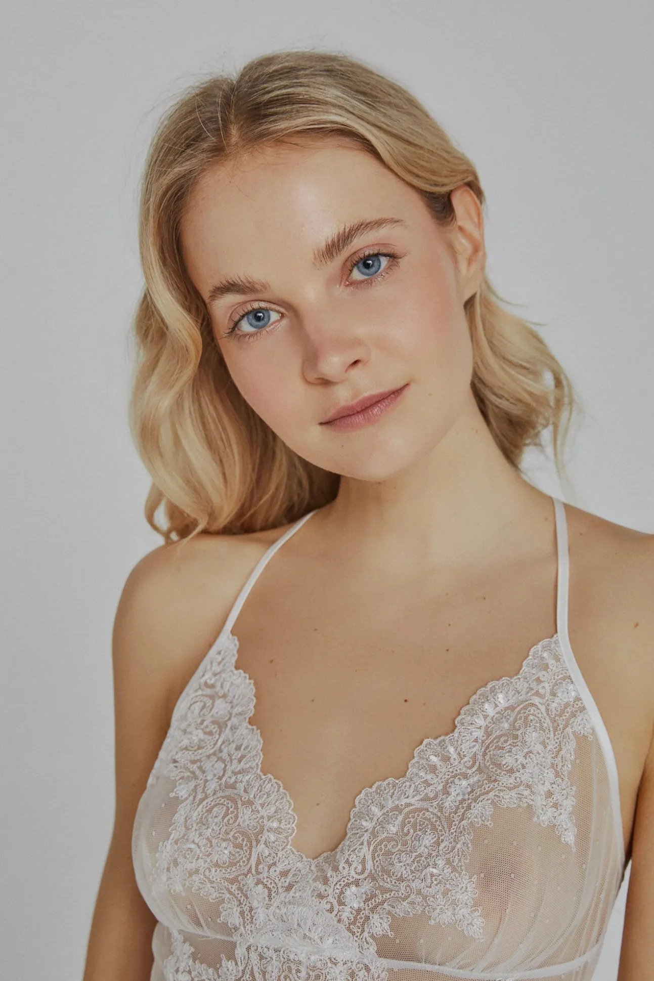Camisón Ivette Bridal de satén con tanga en blanco