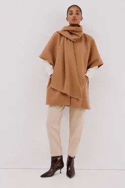 Capa camel con bufanda