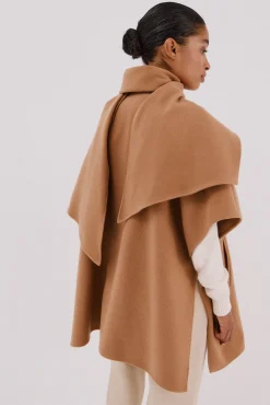 Capa camel con bufanda