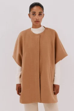 Capa camel con bufanda