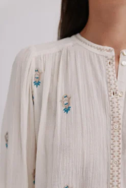Carine. Blusa bordada