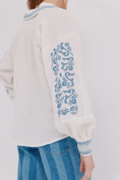 Carla. Blusa bordada