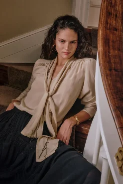 Carrie. Blusa con lazada