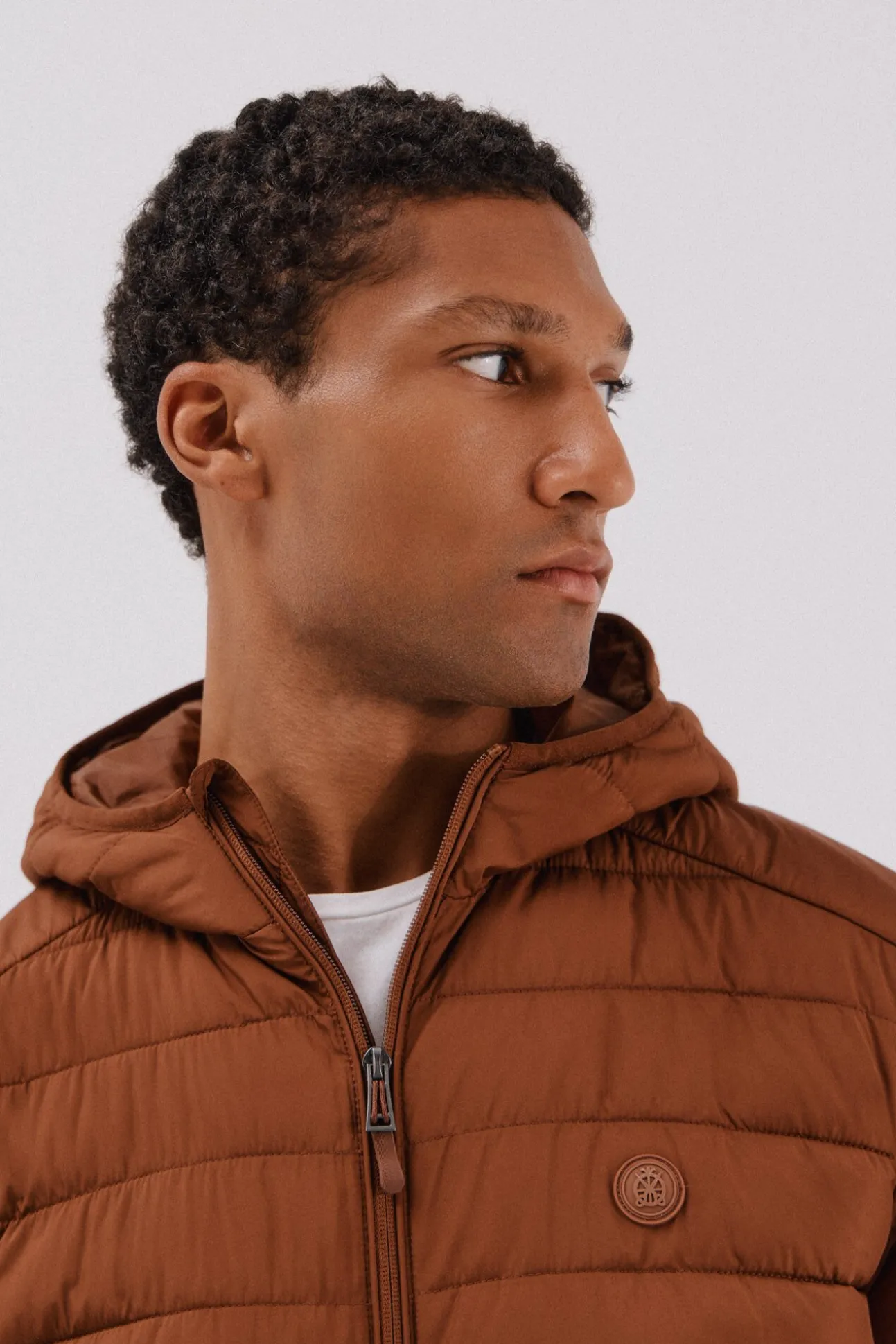 Cazadora acolchada ultralight con capucha