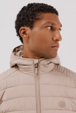 Cazadora acolchada ultralight con capucha