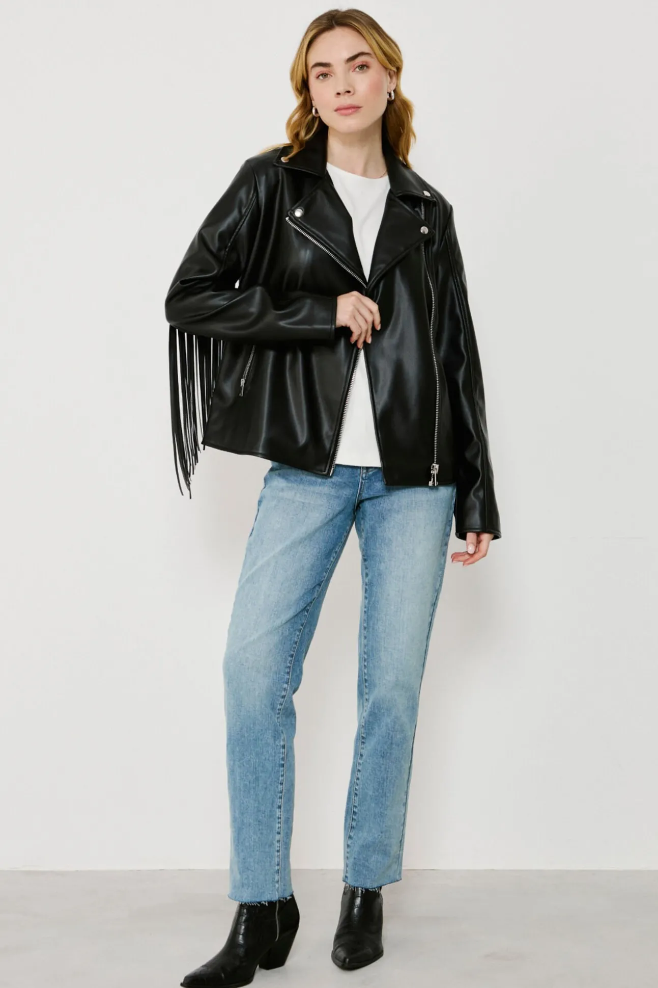 Cazadora biker de polipiel con flecos