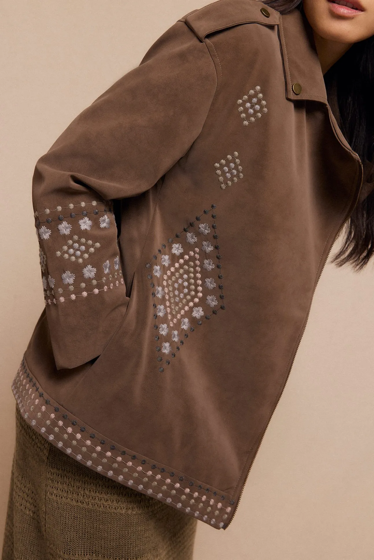 Cazadora biker efecto piel bordada