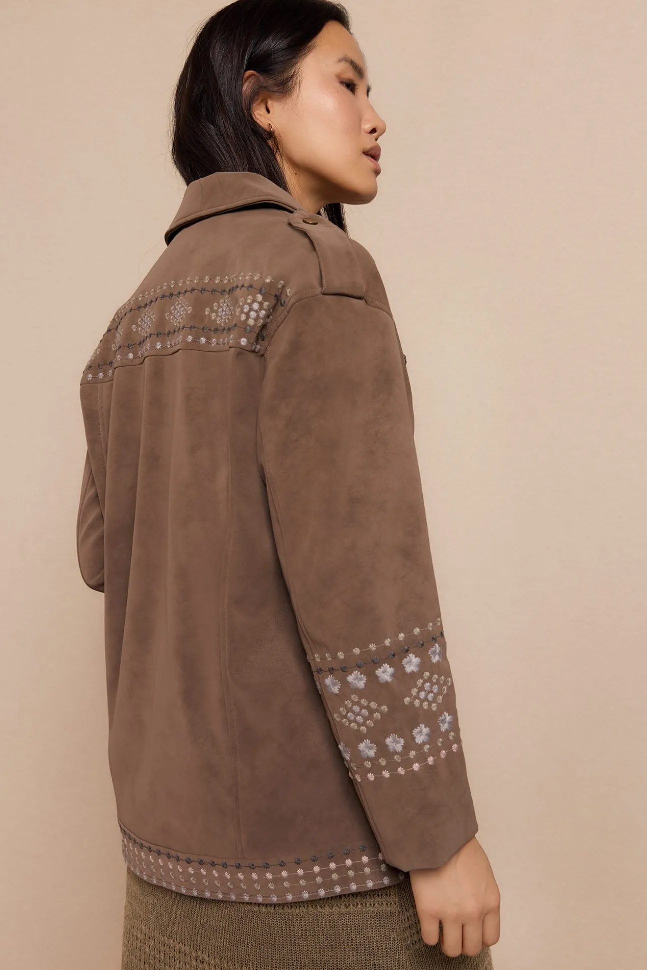 Cazadora biker efecto piel bordada