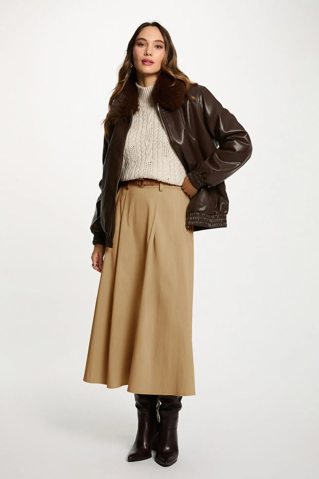 Cazadora corta con cuello de pelo