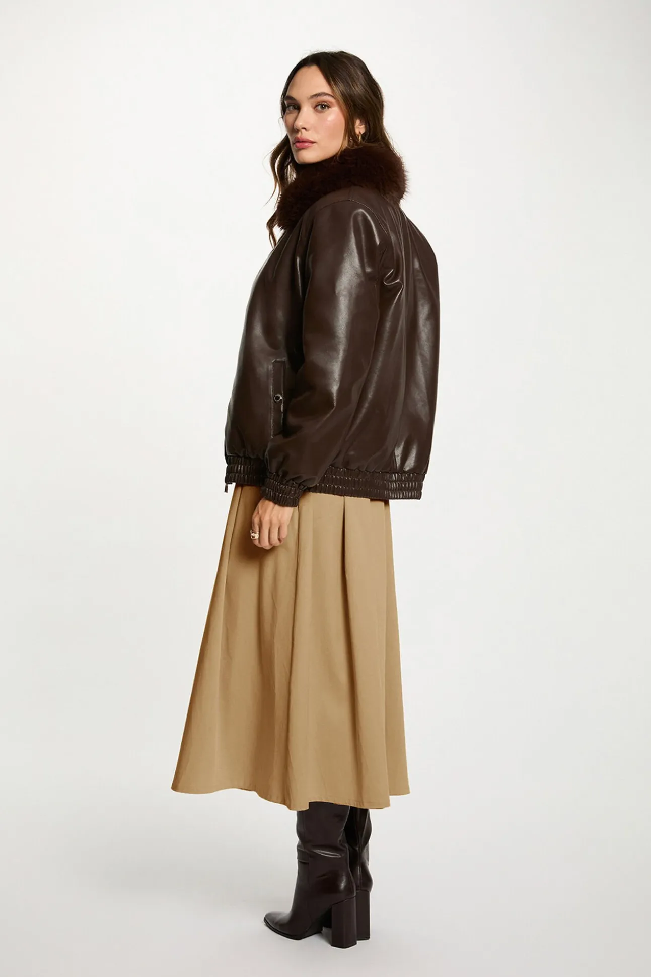 Cazadora corta con cuello de pelo