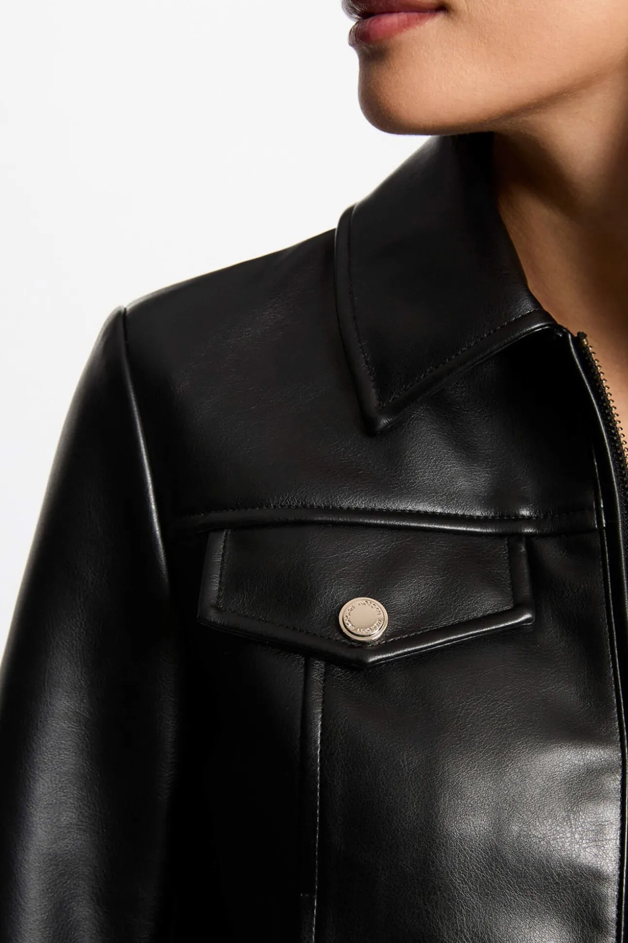 Cazadora corta cuero sintético