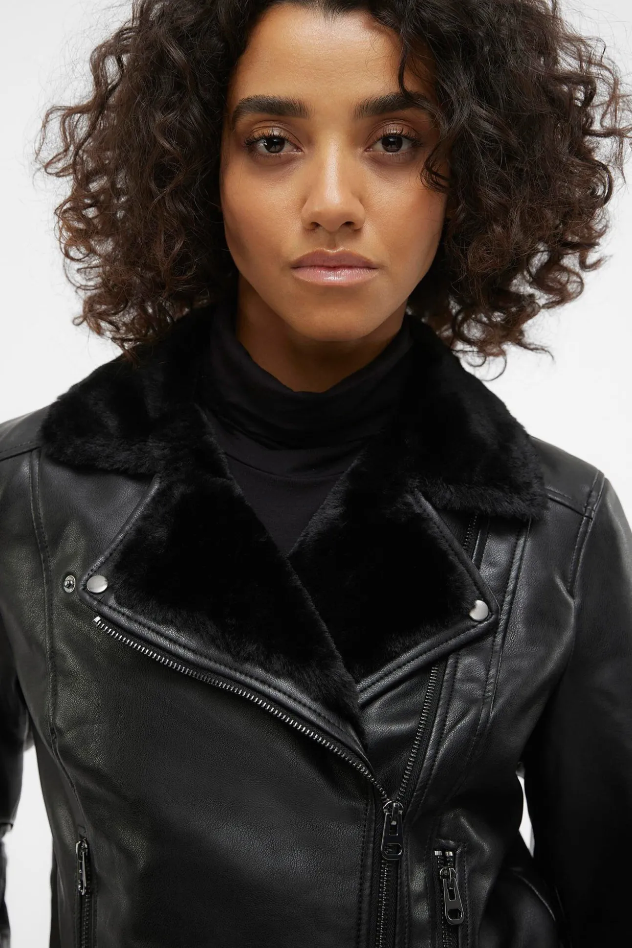 Cazadora corta efecto piel