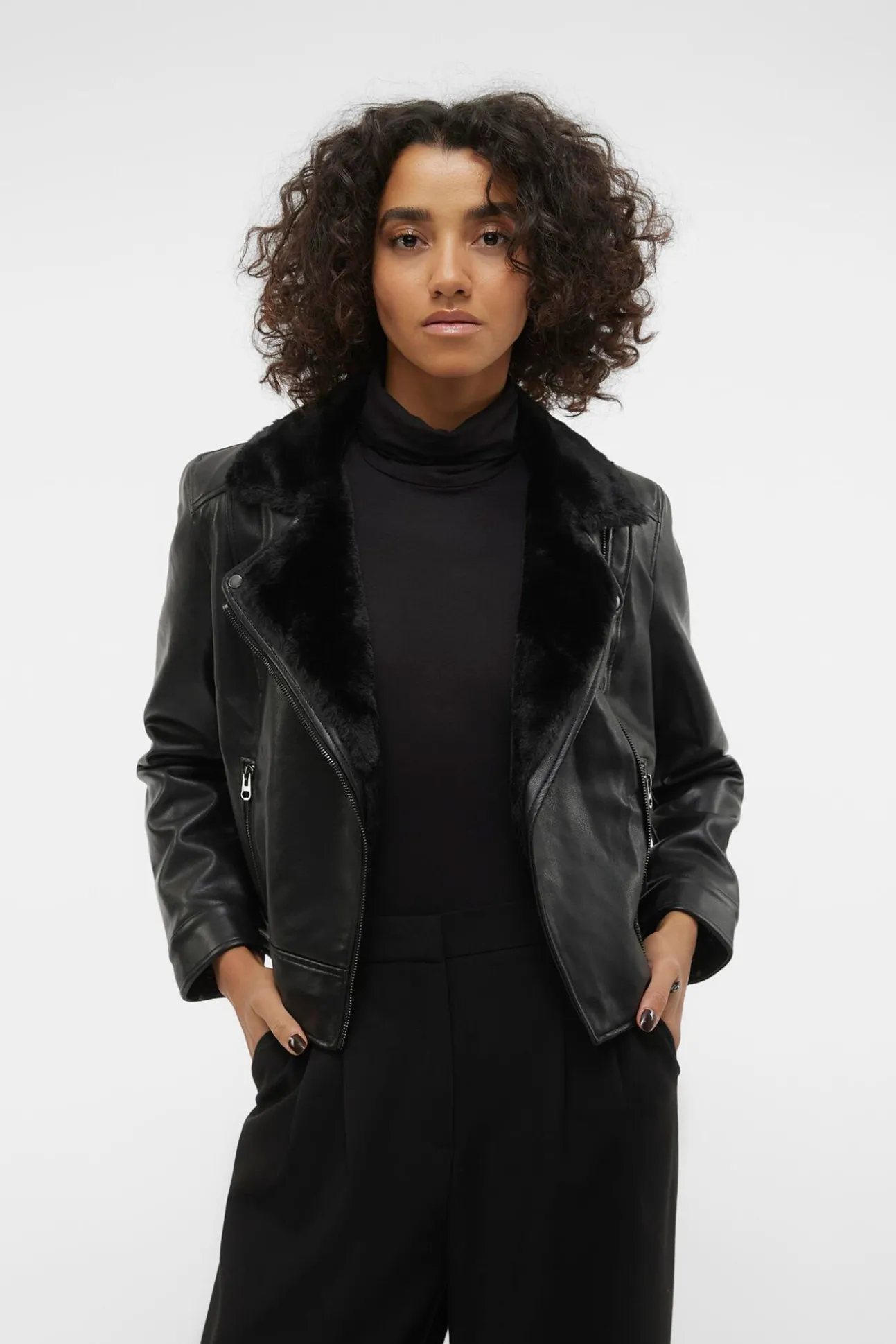 Cazadora corta efecto piel