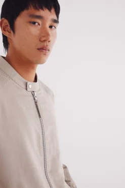 Cazadora efecto ante microperforados