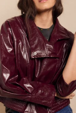 Cazadora efecto piel brillo