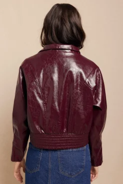 Cazadora efecto piel brillo