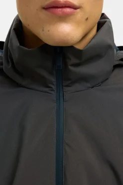 Cazadora técnica resistente al agua