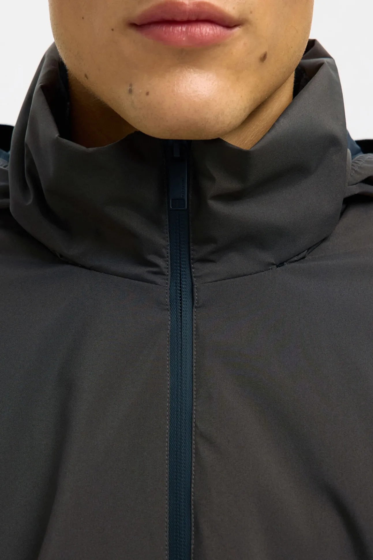 Cazadora técnica resistente al agua