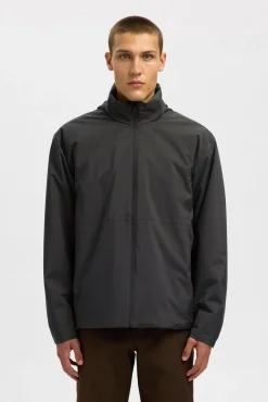 Cazadora técnica resistente al agua