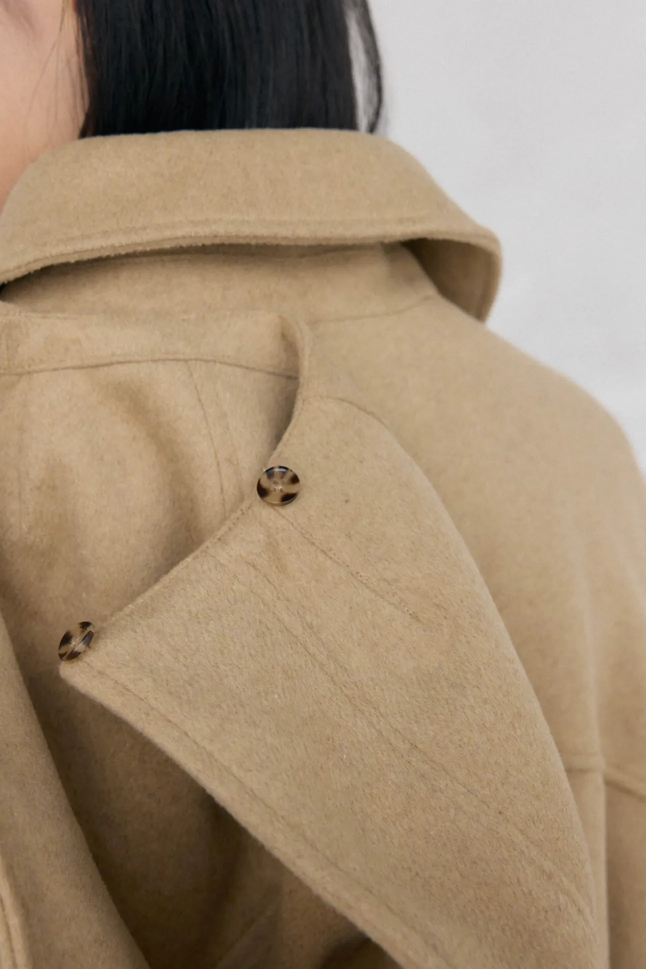 Cazadora tipo capa capucha