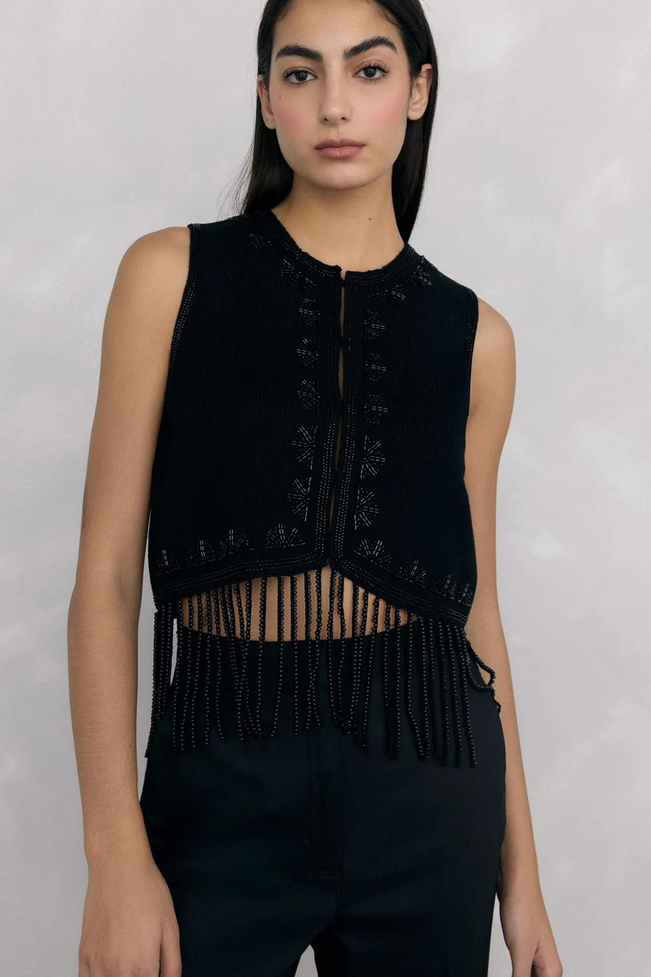 Chaleco de punto bordado flecos