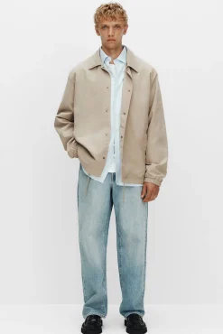 Chaqueta corta con cuello confeccionada con materiales reciclados