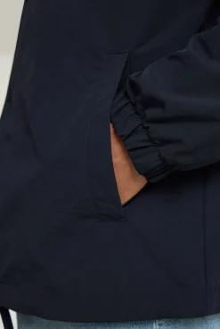 Chaqueta corta con cuello confeccionada con materiales reciclados